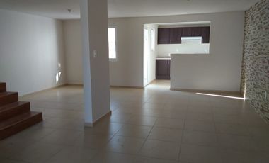 Casa de 4 recamaras enfrente de Escuela