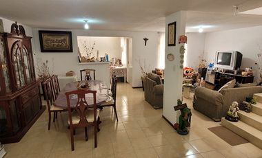 Casa de 4 recamaras enfrente de Escuela