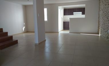 Casa de 4 recamaras enfrente de Escuela