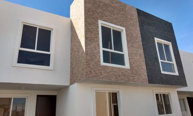 Casa de 4 recamaras enfrente de Escuela