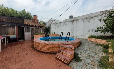 Venta de Casa 4 ambientes con cochera y patio con parrilla y piscina en Wilde