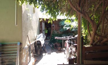 PH FONDO EN BUEN ESTADO CON 2 DORMITORIOS, ESCRITORIO, COCINA-COMEDOR INTEGRADA, AMPLIO BAÑO CON DUCHA, PATIO Y GALPÓN DE HERRAMIENTAS.