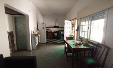 PH FONDO EN BUEN ESTADO CON 2 DORMITORIOS, ESCRITORIO, COCINA-COMEDOR INTEGRADA, AMPLIO BAÑO CON DUCHA, PATIO Y GALPÓN DE HERRAMIENTAS.