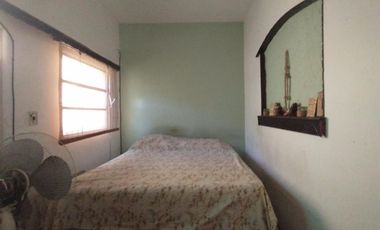 PH FONDO EN BUEN ESTADO CON 2 DORMITORIOS, ESCRITORIO, COCINA-COMEDOR INTEGRADA, AMPLIO BAÑO CON DUCHA, PATIO Y GALPÓN DE HERRAMIENTAS.