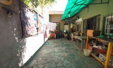 PH FONDO EN BUEN ESTADO CON 2 DORMITORIOS, ESCRITORIO, COCINA-COMEDOR INTEGRADA, AMPLIO BAÑO CON DUCHA, PATIO Y GALPÓN DE HERRAMIENTAS.