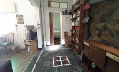 PH FONDO EN BUEN ESTADO CON 2 DORMITORIOS, ESCRITORIO, COCINA-COMEDOR INTEGRADA, AMPLIO BAÑO CON DUCHA, PATIO Y GALPÓN DE HERRAMIENTAS.