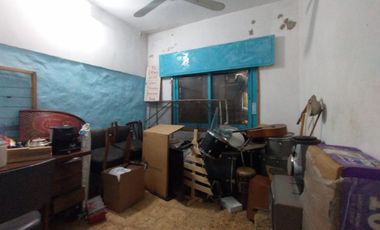 PH FONDO EN BUEN ESTADO CON 2 DORMITORIOS, ESCRITORIO, COCINA-COMEDOR INTEGRADA, AMPLIO BAÑO CON DUCHA, PATIO Y GALPÓN DE HERRAMIENTAS.