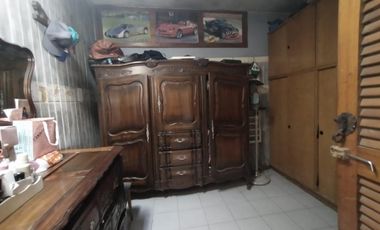 PH FONDO EN BUEN ESTADO CON 2 DORMITORIOS, ESCRITORIO, COCINA-COMEDOR INTEGRADA, AMPLIO BAÑO CON DUCHA, PATIO Y GALPÓN DE HERRAMIENTAS.