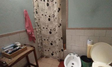 PH FONDO EN BUEN ESTADO CON 2 DORMITORIOS, ESCRITORIO, COCINA-COMEDOR INTEGRADA, AMPLIO BAÑO CON DUCHA, PATIO Y GALPÓN DE HERRAMIENTAS.