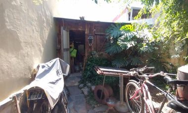 PH FONDO EN BUEN ESTADO CON 2 DORMITORIOS, ESCRITORIO, COCINA-COMEDOR INTEGRADA, AMPLIO BAÑO CON DUCHA, PATIO Y GALPÓN DE HERRAMIENTAS.