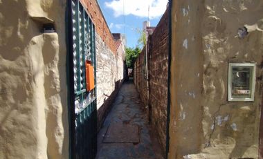 PH FONDO EN BUEN ESTADO CON 2 DORMITORIOS, ESCRITORIO, COCINA-COMEDOR INTEGRADA, AMPLIO BAÑO CON DUCHA, PATIO Y GALPÓN DE HERRAMIENTAS.