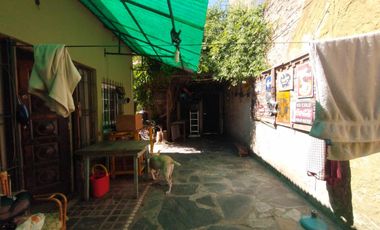 PH FONDO EN BUEN ESTADO CON 2 DORMITORIOS, ESCRITORIO, COCINA-COMEDOR INTEGRADA, AMPLIO BAÑO CON DUCHA, PATIO Y GALPÓN DE HERRAMIENTAS.