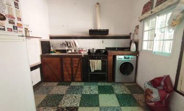 PH FONDO EN BUEN ESTADO CON 2 DORMITORIOS, ESCRITORIO, COCINA-COMEDOR INTEGRADA, AMPLIO BAÑO CON DUCHA, PATIO Y GALPÓN DE HERRAMIENTAS.