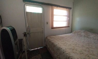 PH FONDO EN BUEN ESTADO CON 2 DORMITORIOS, ESCRITORIO, COCINA-COMEDOR INTEGRADA, AMPLIO BAÑO CON DUCHA, PATIO Y GALPÓN DE HERRAMIENTAS.