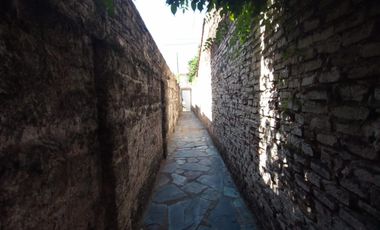 PH FONDO EN BUEN ESTADO CON 2 DORMITORIOS, ESCRITORIO, COCINA-COMEDOR INTEGRADA, AMPLIO BAÑO CON DUCHA, PATIO Y GALPÓN DE HERRAMIENTAS.