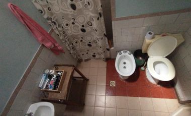 PH FONDO EN BUEN ESTADO CON 2 DORMITORIOS, ESCRITORIO, COCINA-COMEDOR INTEGRADA, AMPLIO BAÑO CON DUCHA, PATIO Y GALPÓN DE HERRAMIENTAS.