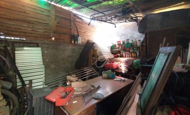 PH FONDO EN BUEN ESTADO CON 2 DORMITORIOS, ESCRITORIO, COCINA-COMEDOR INTEGRADA, AMPLIO BAÑO CON DUCHA, PATIO Y GALPÓN DE HERRAMIENTAS.