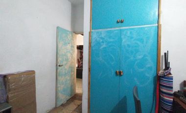 PH FONDO EN BUEN ESTADO CON 2 DORMITORIOS, ESCRITORIO, COCINA-COMEDOR INTEGRADA, AMPLIO BAÑO CON DUCHA, PATIO Y GALPÓN DE HERRAMIENTAS.