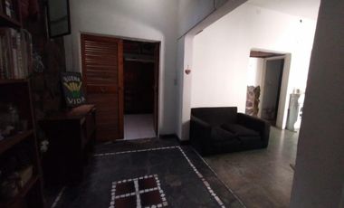 PH FONDO EN BUEN ESTADO CON 2 DORMITORIOS, ESCRITORIO, COCINA-COMEDOR INTEGRADA, AMPLIO BAÑO CON DUCHA, PATIO Y GALPÓN DE HERRAMIENTAS.