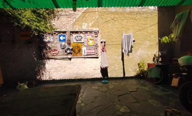 PH FONDO EN BUEN ESTADO CON 2 DORMITORIOS, ESCRITORIO, COCINA-COMEDOR INTEGRADA, AMPLIO BAÑO CON DUCHA, PATIO Y GALPÓN DE HERRAMIENTAS.