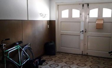Chalet 6 ambientes  con depto de 3 ambientes en Gascón e Independencia