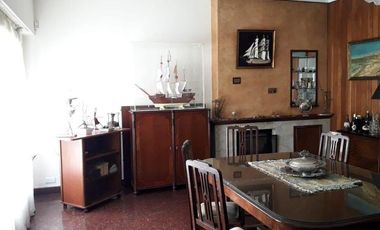 Chalet 6 ambientes  con depto de 3 ambientes en Gascón e Independencia