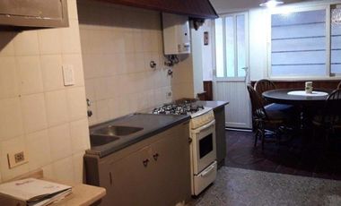 Chalet 6 ambientes  con depto de 3 ambientes en Gascón e Independencia