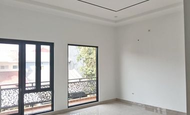 Rumah Posisi Hook Brand New di Kencana Loka BSD City