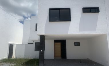 Hermosa en RENTA Casa Nueva de dos niveles,  Condominio Los Encinos