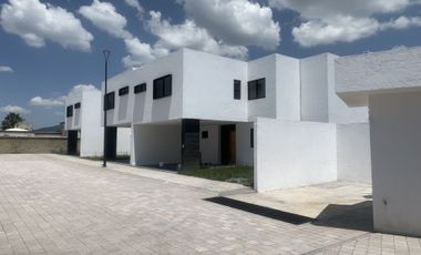 Hermosa en RENTA Casa Nueva de dos niveles,  Condominio Los Encinos