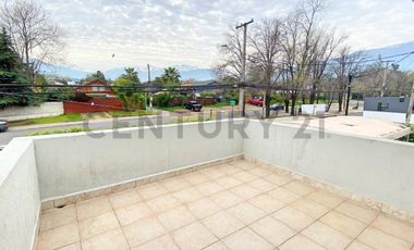 CASA REMODELADA EN VENTA EN LAS CONDES 4 DORM + SALA