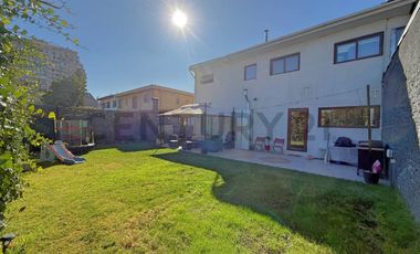 CASA REMODELADA EN VENTA EN LAS CONDES 4 DORM + SALA