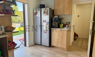 CASA REMODELADA EN VENTA EN LAS CONDES 4 DORM + SALA