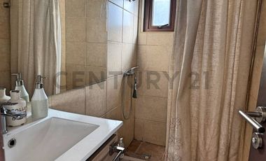 CASA REMODELADA EN VENTA EN LAS CONDES 4 DORM + SALA