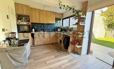 CASA REMODELADA EN VENTA EN LAS CONDES 4 DORM + SALA