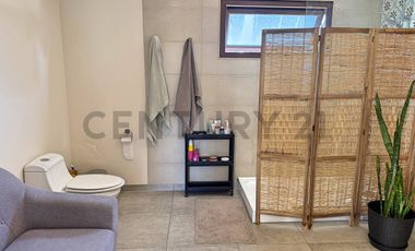 CASA REMODELADA EN VENTA EN LAS CONDES 4 DORM + SALA