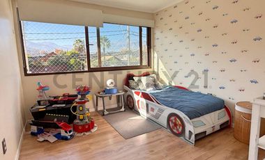 CASA REMODELADA EN VENTA EN LAS CONDES 4 DORM + SALA