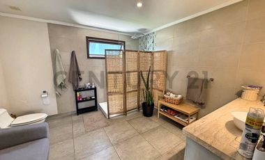 CASA REMODELADA EN VENTA EN LAS CONDES 4 DORM + SALA