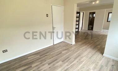 CASA REMODELADA EN VENTA EN LAS CONDES 4 DORM + SALA
