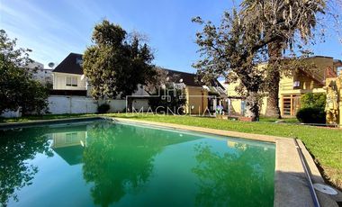 Casa en venta 4D, 3B, 3E, piscina y gran terreno en Ñuñoa.