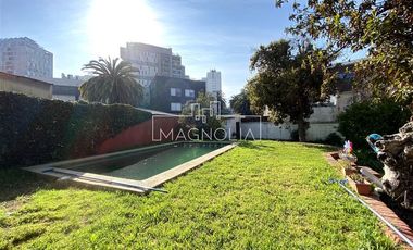 Casa en venta 4D, 3B, 3E, piscina y gran terreno en Ñuñoa.
