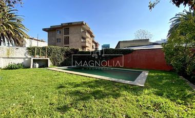 Casa en venta 4D, 3B, 3E, piscina y gran terreno en Ñuñoa.