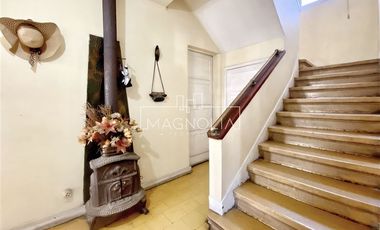 Casa en venta 4D, 3B, 3E, piscina y gran terreno en Ñuñoa.