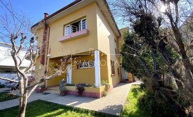 Casa en venta 4D, 3B, 3E, piscina y gran terreno en Ñuñoa.