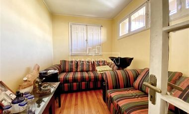 Casa en venta 4D, 3B, 3E, piscina y gran terreno en Ñuñoa.