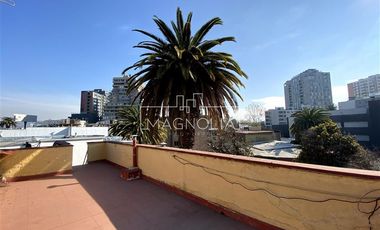Casa en venta 4D, 3B, 3E, piscina y gran terreno en Ñuñoa.