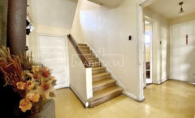 Casa en venta 4D, 3B, 3E, piscina y gran terreno en Ñuñoa.