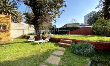 Casa en venta 4D, 3B, 3E, piscina y gran terreno en Ñuñoa.