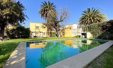 Casa en venta 4D, 3B, 3E, piscina y gran terreno en Ñuñoa.