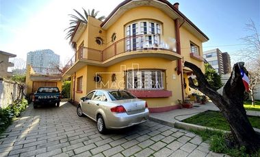 Casa en venta 4D, 3B, 3E, piscina y gran terreno en Ñuñoa.